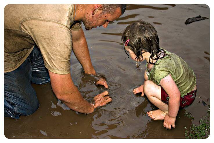 Making mud pies on #DaysOutWithKids