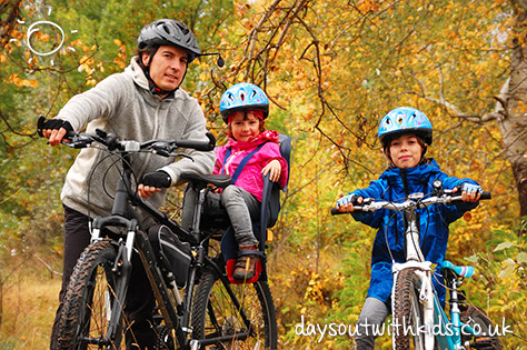 bigstock-Family-on-bikes-in-autumn-park-90742478
