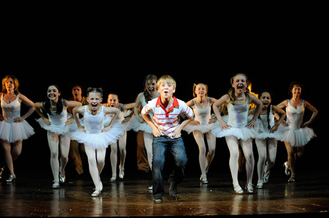 Billy-Elliot---Production-Shot---Billy-with-Ballerinas-4256x2832